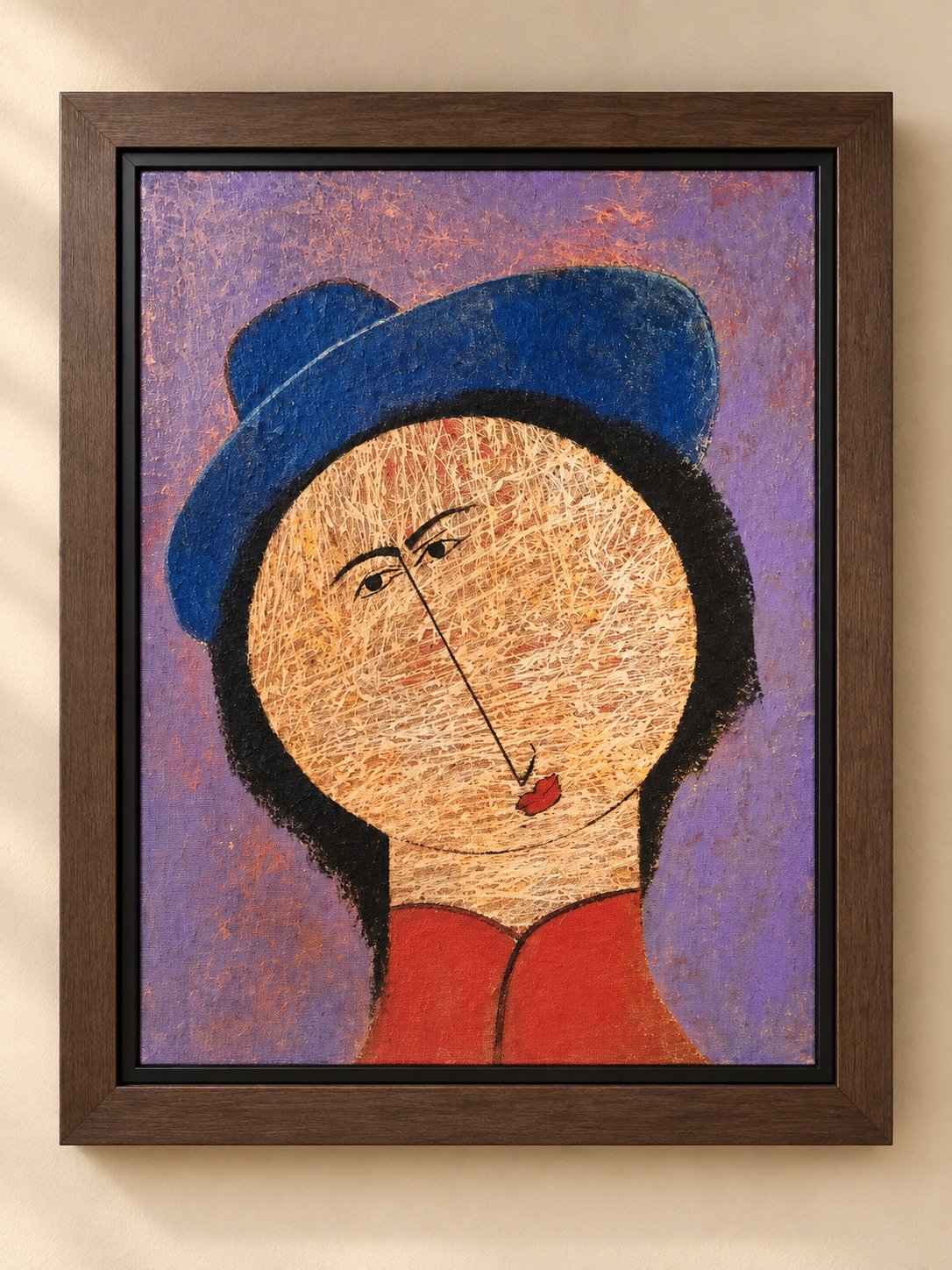 Retrato enmarcado con moldura de madera oscura